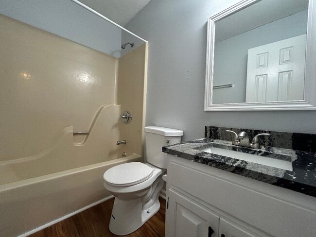 Building Photo - Spacious 3 bed Town Home!