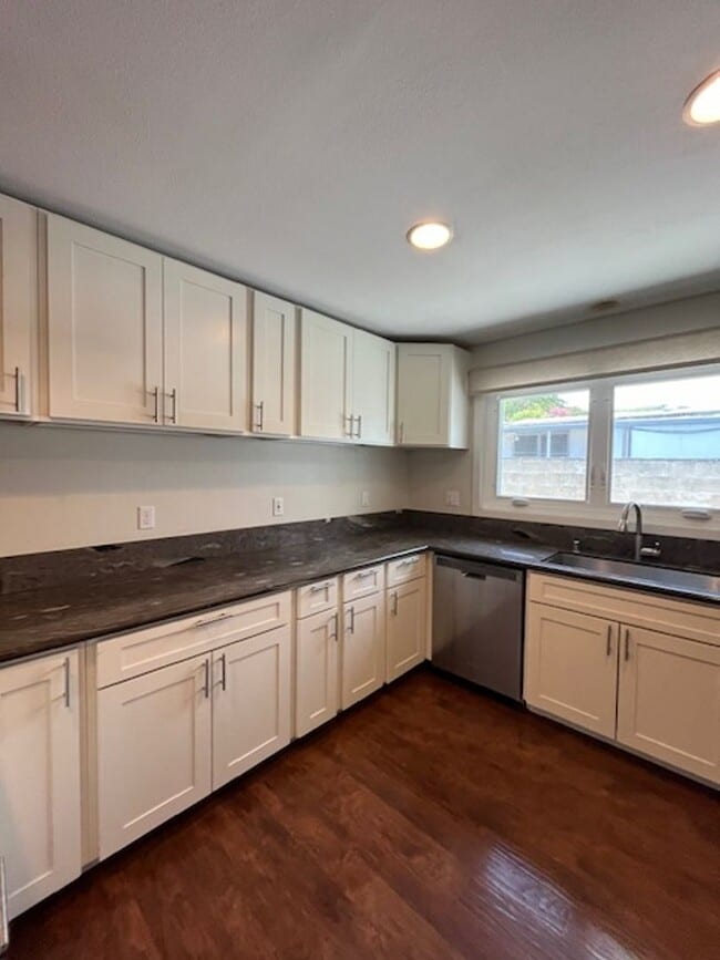 Building Photo - Available 08/16/2025! - Large 4 bedroom/2 ...