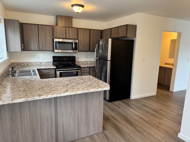 Building Photo - 2 STORY DUPLEX IN THE HEART OF PHOENIX OREGON