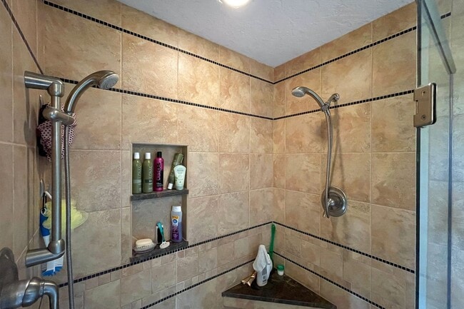 Building Photo - Fully Furnished Home