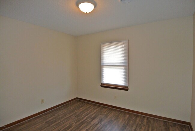 Building Photo - 1106 Karen Dr