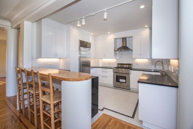 Building Photo - Eureka Valley 4 Bed + Bonus Room, 3 Bath, ...