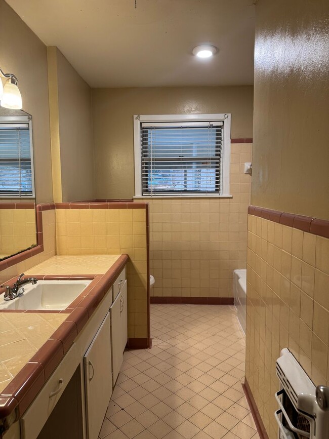 Building Photo - 3/2 Fenced Yard Covered Parking