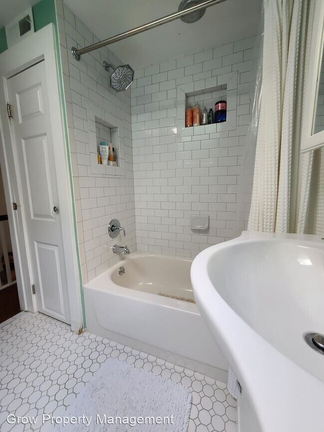 Building Photo - 2 br, 1.5 bath House - 929 Sigel Street