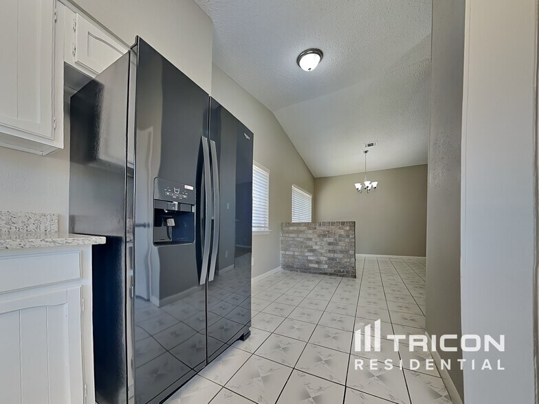 Building Photo - 23426 Canyon Lake Dr