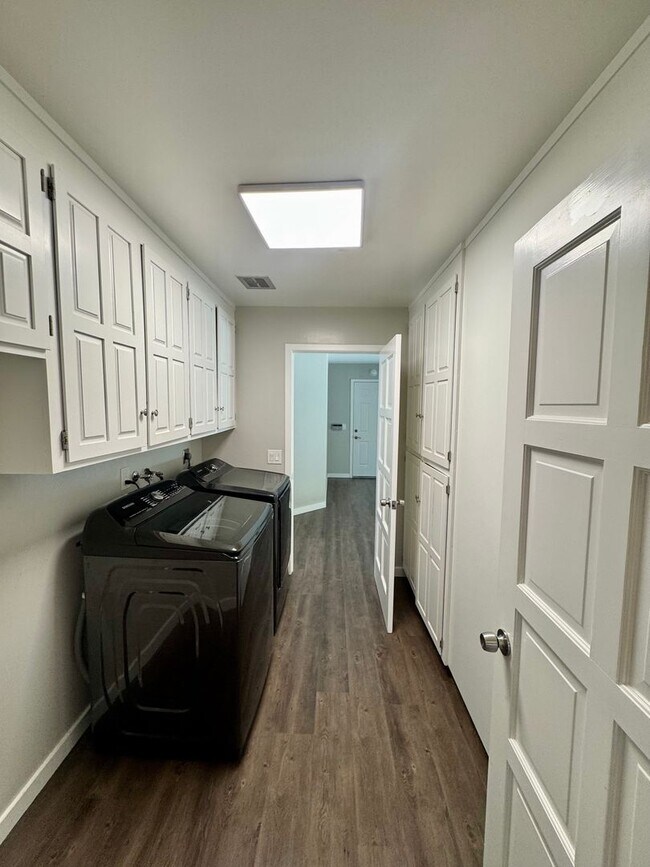 Building Photo - Spacious Single Level Home with Swimming Pool in Alamo Available Now!