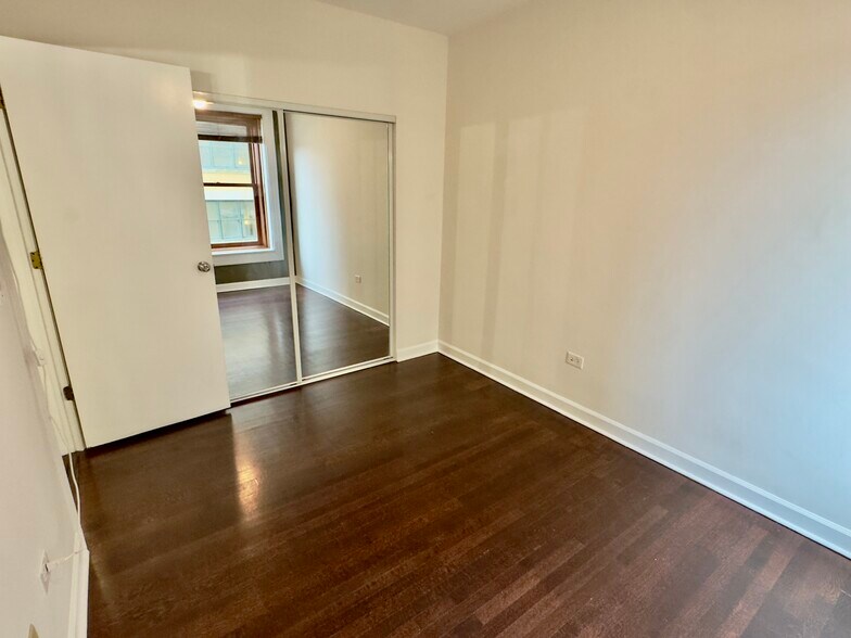 Building Photo - 559 W Surf St
