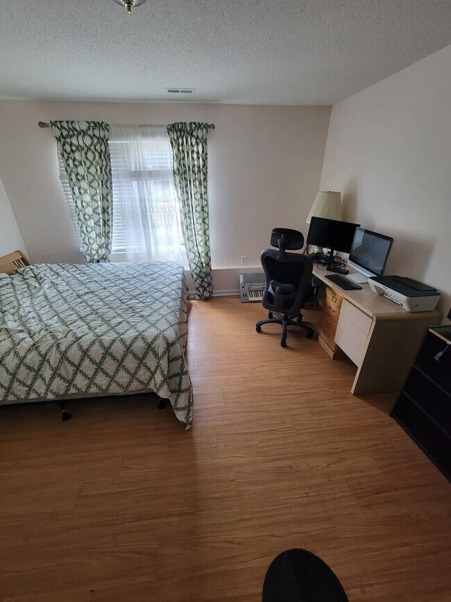 Building Photo - 305 Humble Rd