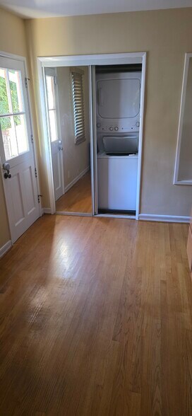 Building Photo - 1301 Lynngrove Dr