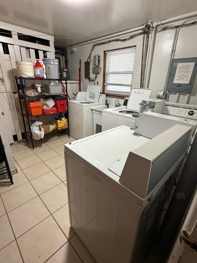 Building Photo - 7612 W Belmont Ave