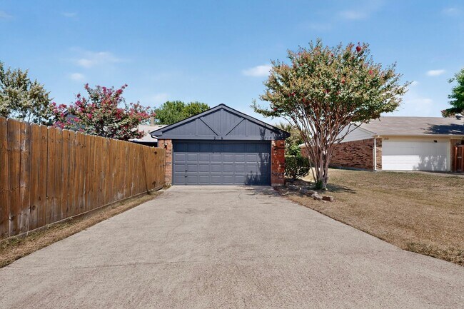 Building Photo - 215 Aspenway Dr
