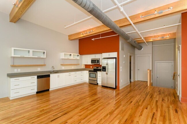 Building Photo - Downtown Top-Floor Loft