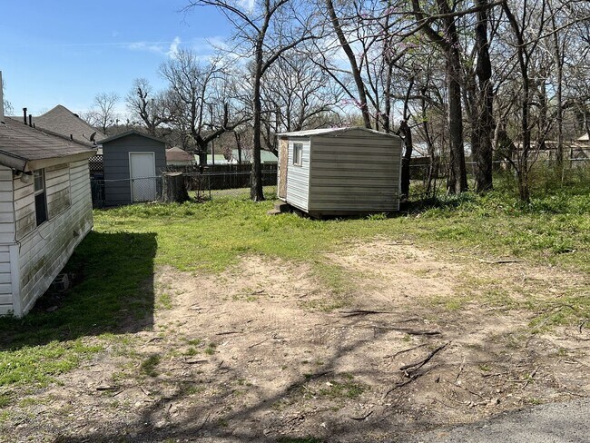 Building Photo - Charming 2-bedroom, 1-bath