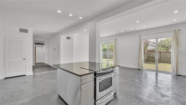 Building Photo - 2128 Sycamore Dr