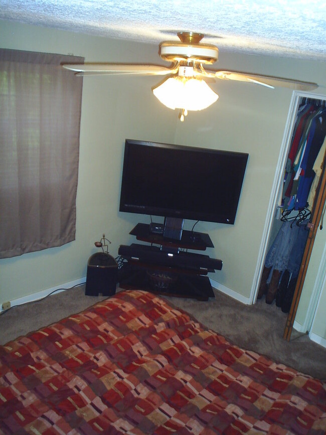Building Photo - 3 BEDROOM, 1.5 BATH IN PENN HILLS - MOVE-I...
