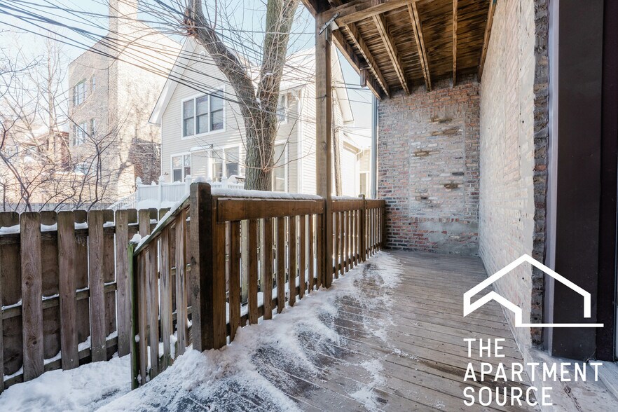 Building Photo - 1758 W Montrose Ave