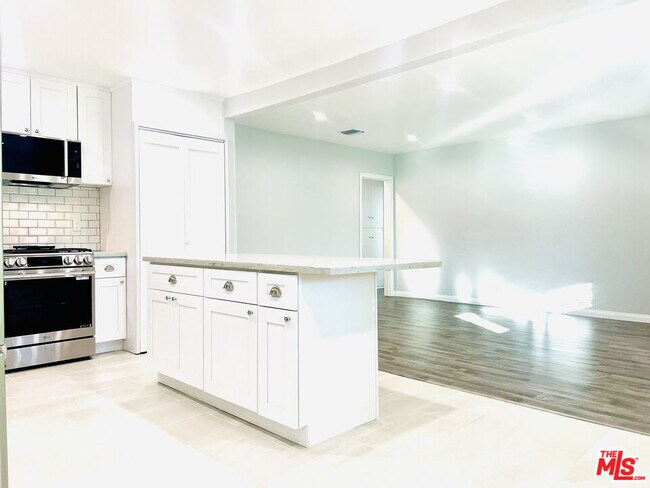 Building Photo - 624 N Toluca Park Dr