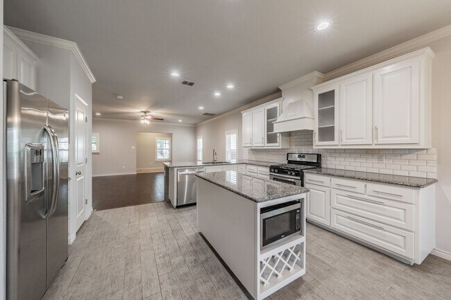 Building Photo - Charming 3-Bedroom, 2-Bathroom Townhome – ...