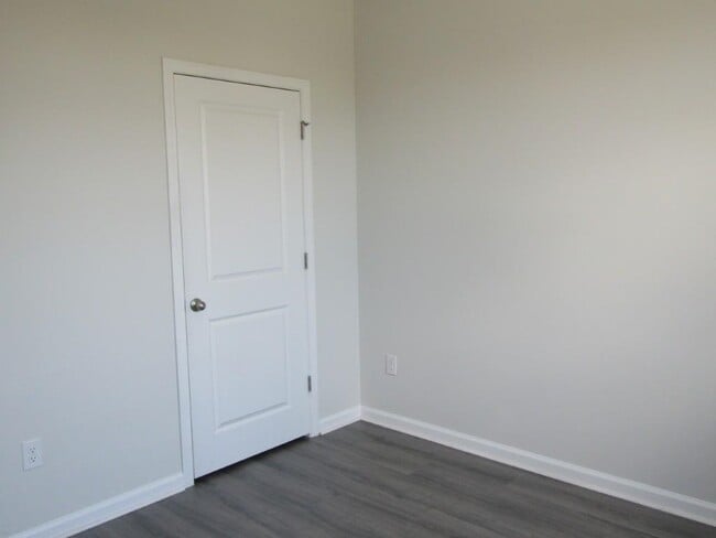 Building Photo - 2165 Ainsley Dr