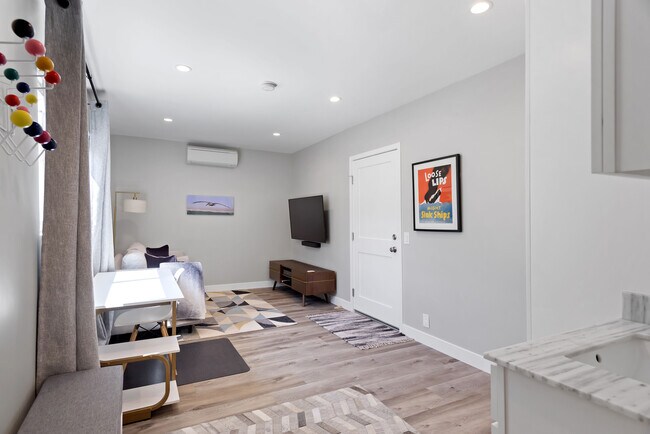 Building Photo - 617 Loma Dr