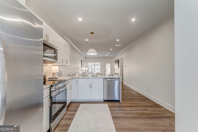 Building Photo - 79 Chateau Dr SE