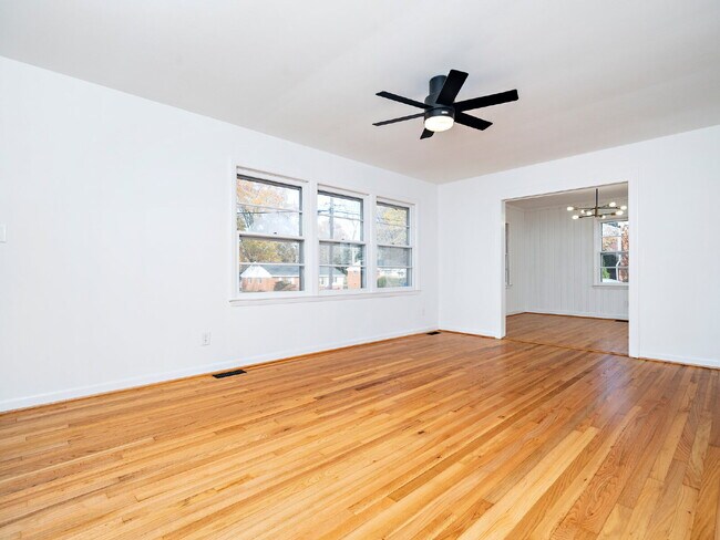 Building Photo - "Charming 3-Bed Home with Gleaming Hardwood Floors on Sheffield Road!"