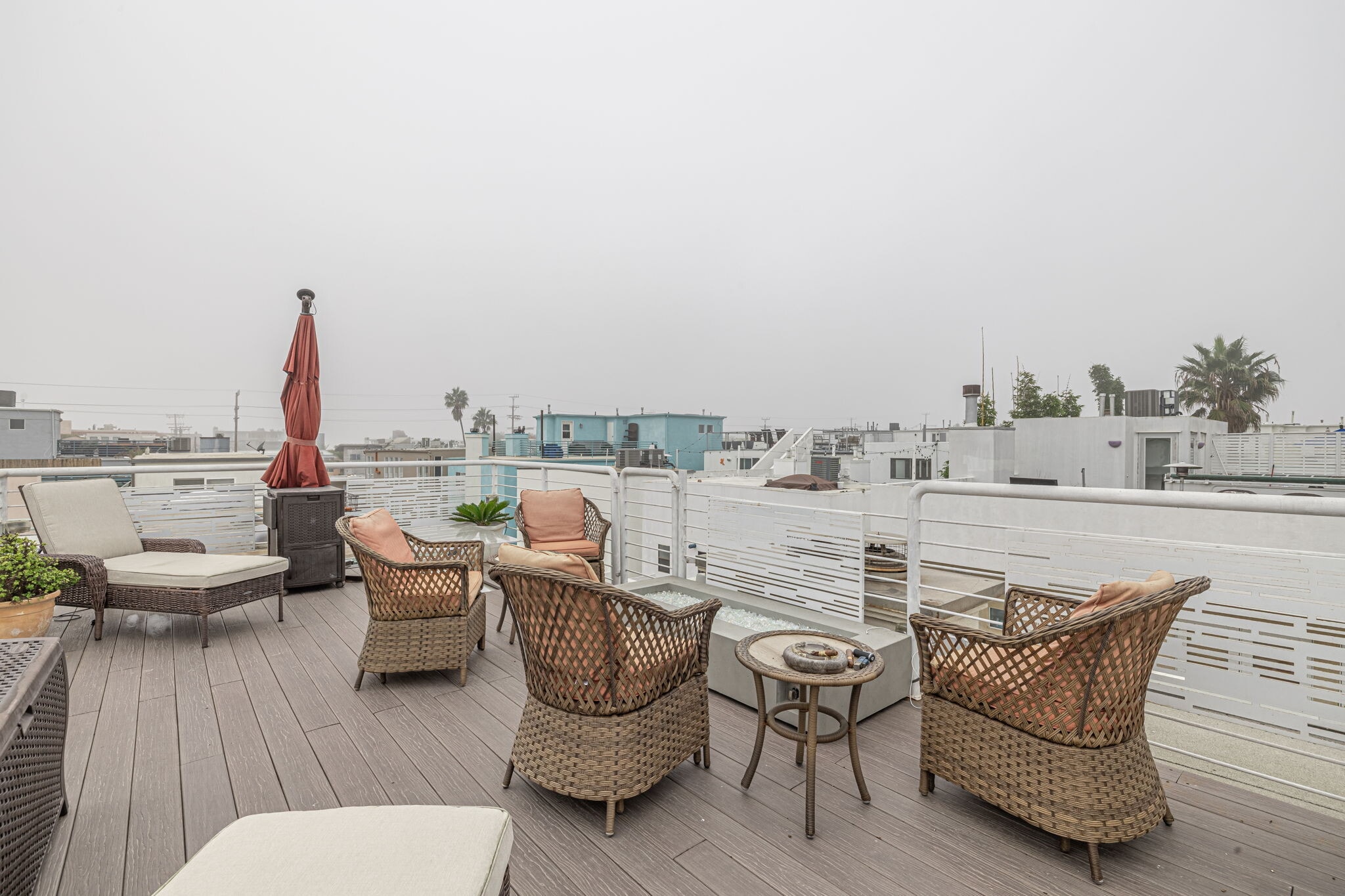 Private Rooftop Patio - 127 Galleon St