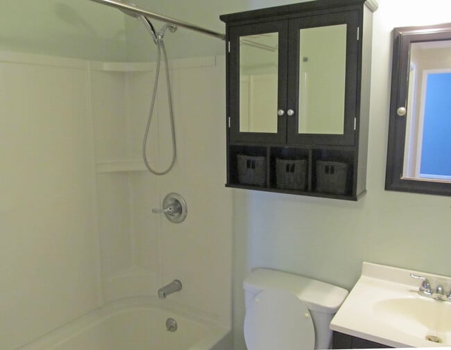 Building Photo - MOVE IN SPECIAL 3 Bedroom 1.5 Bath Ranch in Portage