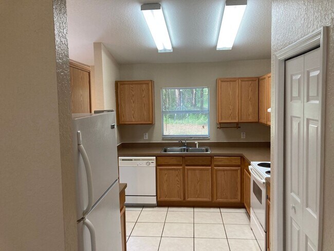 Building Photo - 3/2 Home Silver Springs Shores