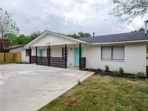 Building Photo - P1-7000 Circle South Road Austin, TX 78745