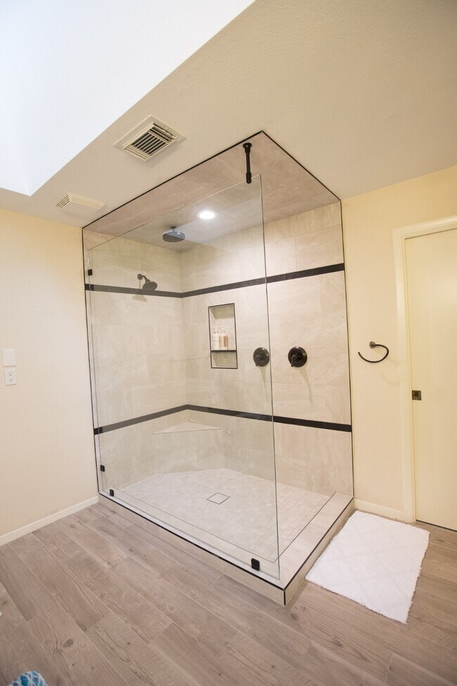 Building Photo - 3007 Willowbend Rd