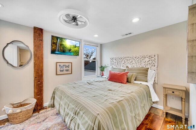 Building Photo - 736 Main St