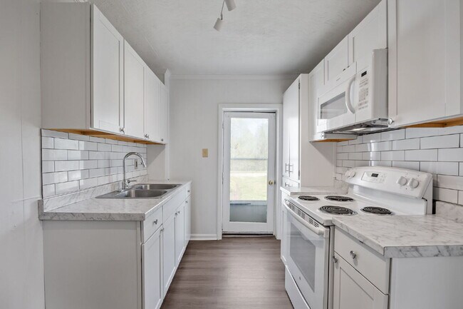 Building Photo - "Charming 1-Bed Gem at 509-511 Cape Ave, Raleigh – Your Cozy Retreat Awaits!"