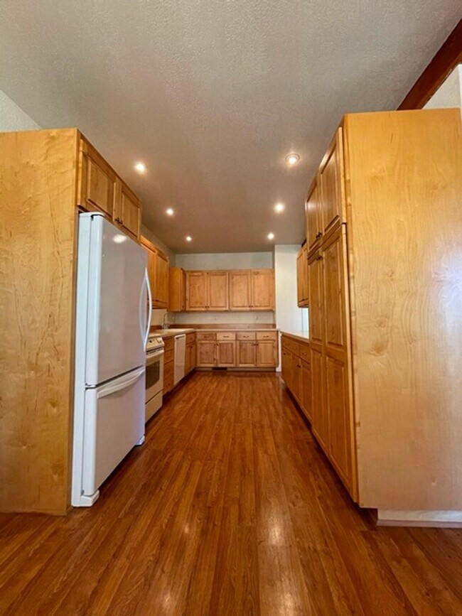 Building Photo - Large home in the Running Y