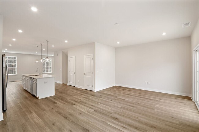 Building Photo - Available NOW! 4 Bed, 4 Bath in 751-South Neighborhood!