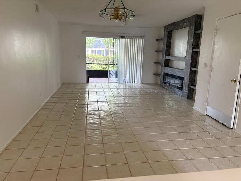 Building Photo - 405 E San Sebastian Ct