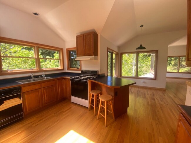 Building Photo - Private / executive 3/2 by Sequoia Park