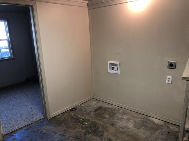 Building Photo - Cute midtown 3 bedroom, 1 bath home