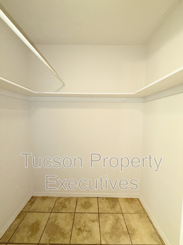 Building Photo - 3810 E Monte Vista Dr