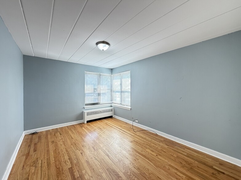 Building Photo - 1360 W Touhy Ave