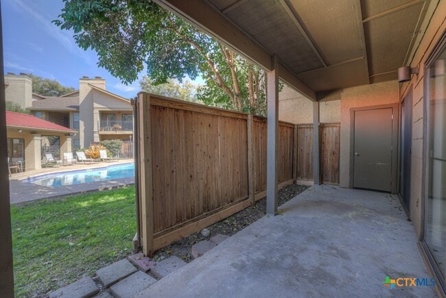 Building Photo - 1202 Thorpe Ln
