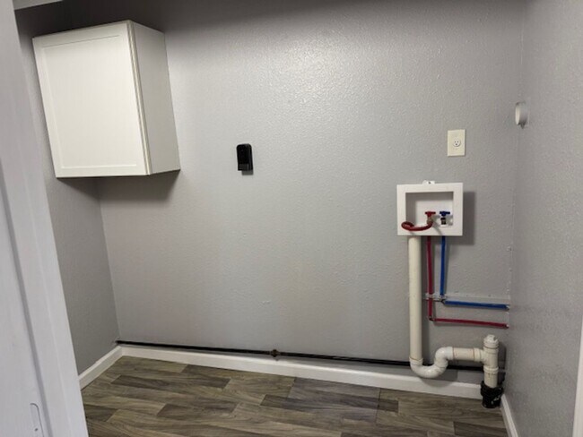 Building Photo - Three Bedroom, One Bath for Rent