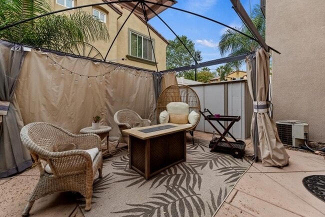 Building Photo - Beautiful 3 bedroom townhouse available fo...