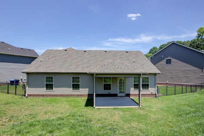 Building Photo - Sharp 3 bed 2 Bath Close To Ft Campbell