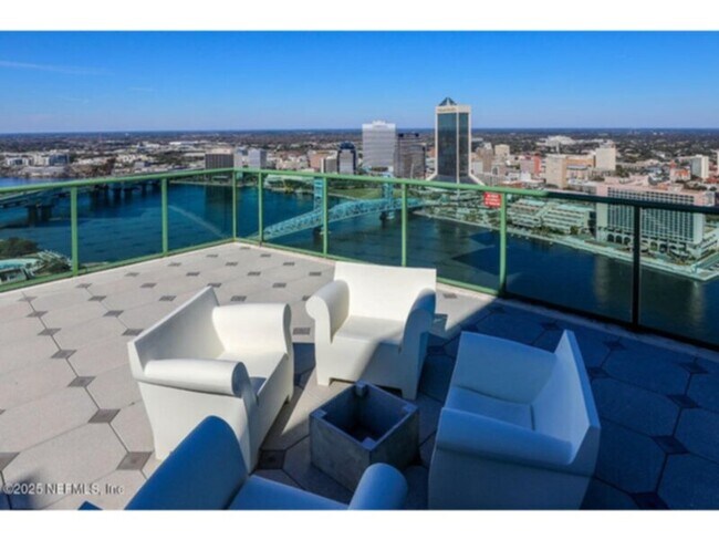 Building Photo - Luxury Condo at Peninsula
