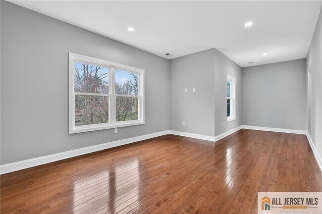 Building Photo - 19 Utica Rd