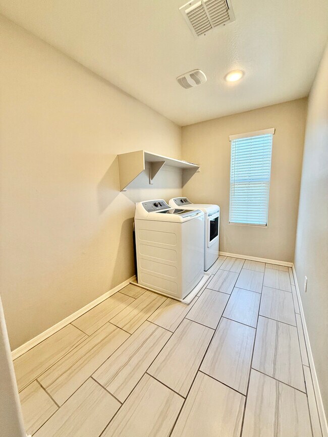 Building Photo - Spectacular 4-Bedroom, 2.5 Bathroom Home in Glendale!!