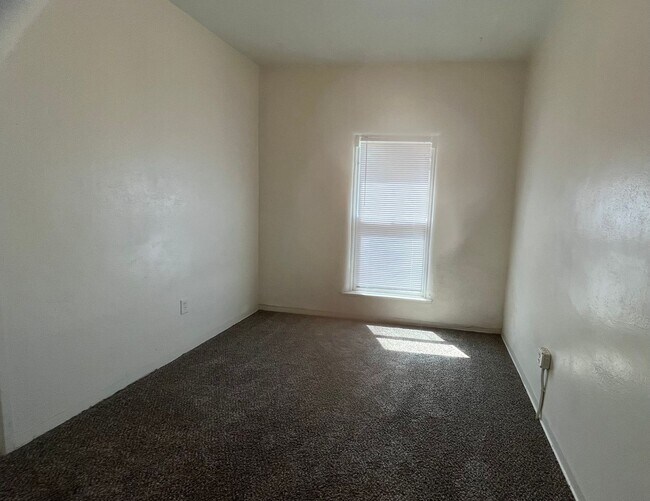 Building Photo - Conveniently located 1-bedroom, 1-bath apa...