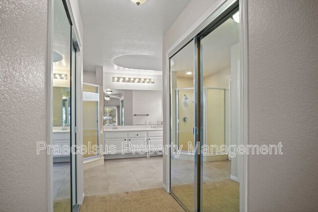 Building Photo - 500 Zinfandel Terrace