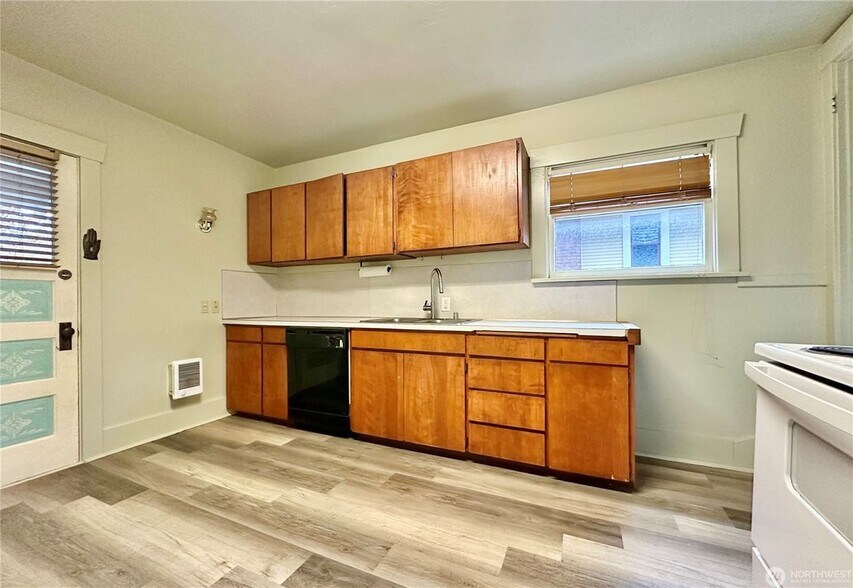 Building Photo - 112 Wells Ave S